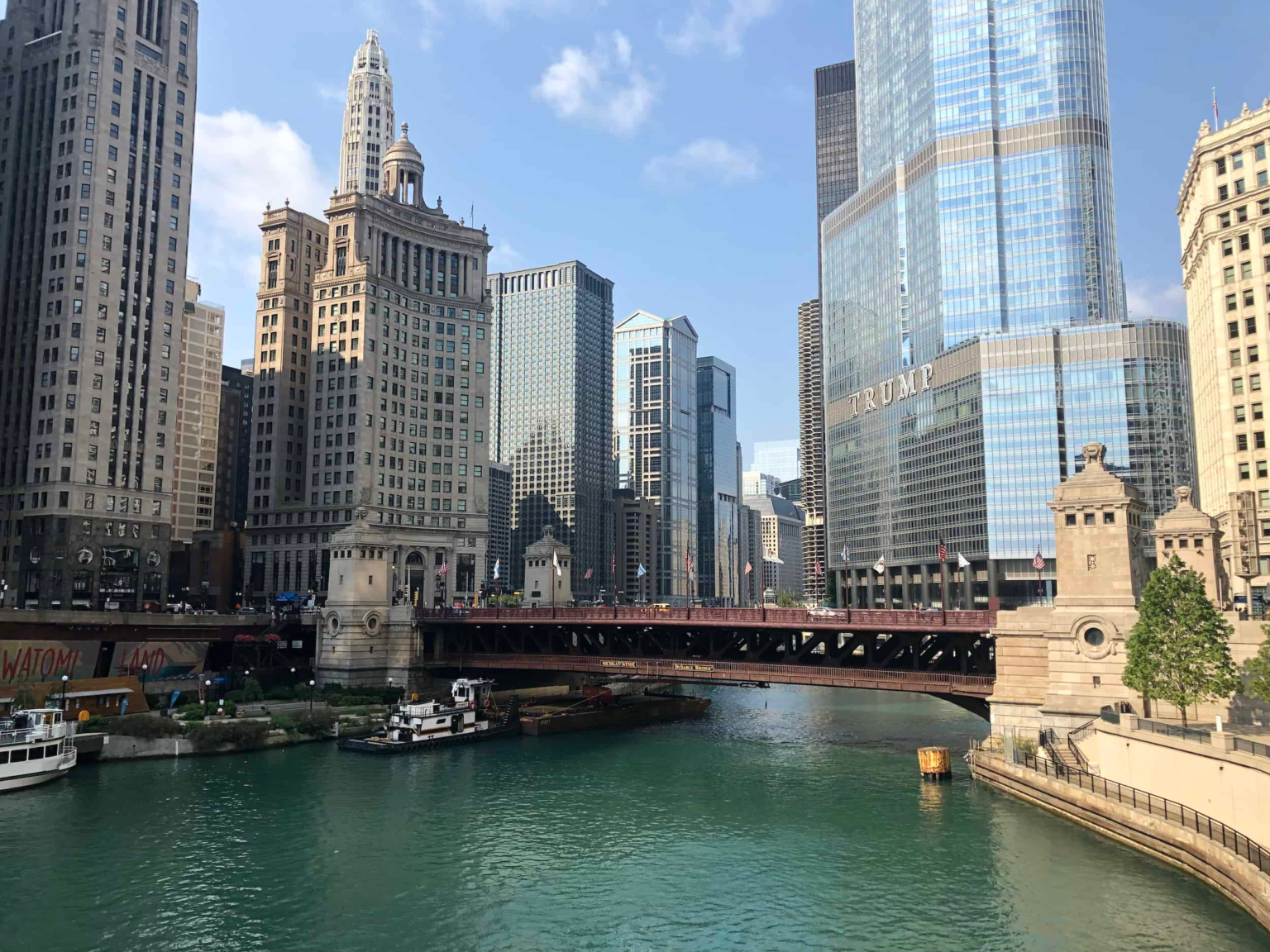 chicago buildings near the riverwalk